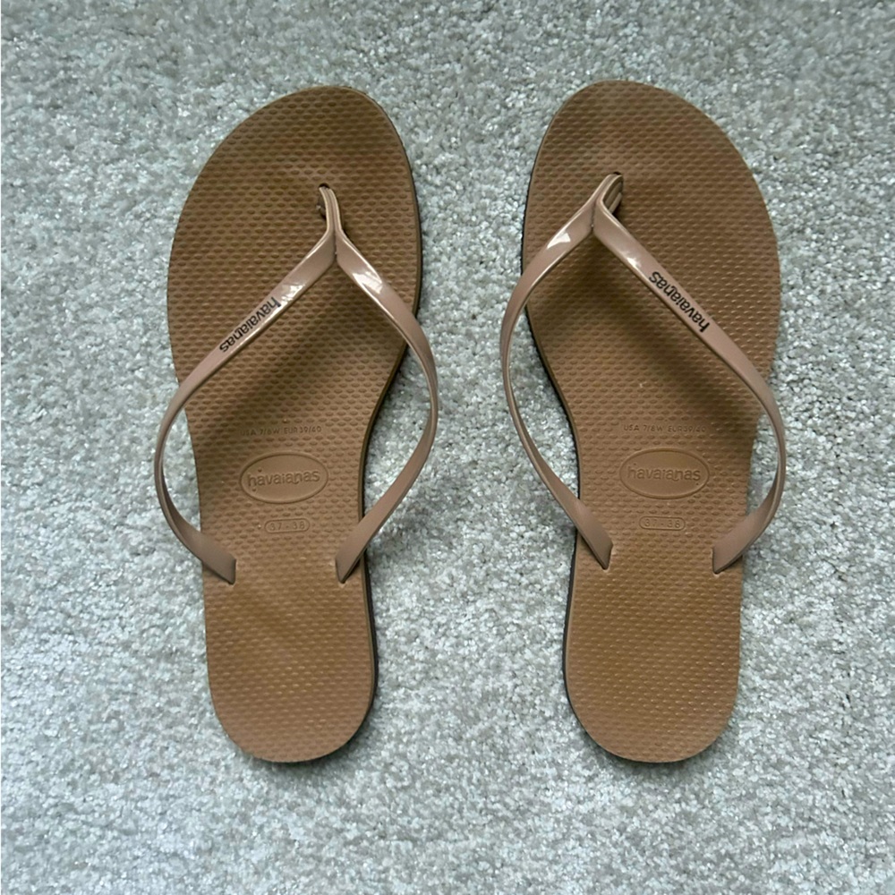 Like new Havaianas flip flops, size 7/8